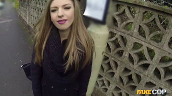 Stella Cox en 'Un oficial, no un caballero: la impresionante morena tetona no puede resistirse'